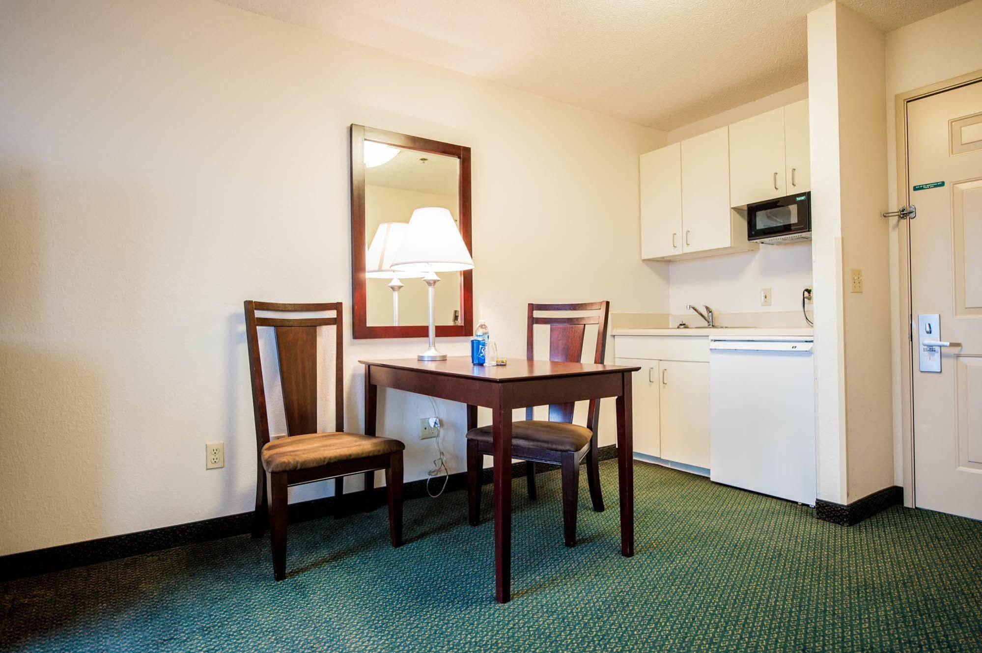 Greystone Inn & Suites Ванс Экстерьер фото